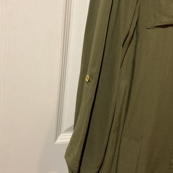 🫒Cato Olive Green Roll Tab Sleeve Button Up Blouse w/ Two Front Pockets🫒 - Picture 4 of 5